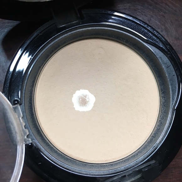 Younique Pressed Powder Foundation - Poplin - Picture 3 of 3